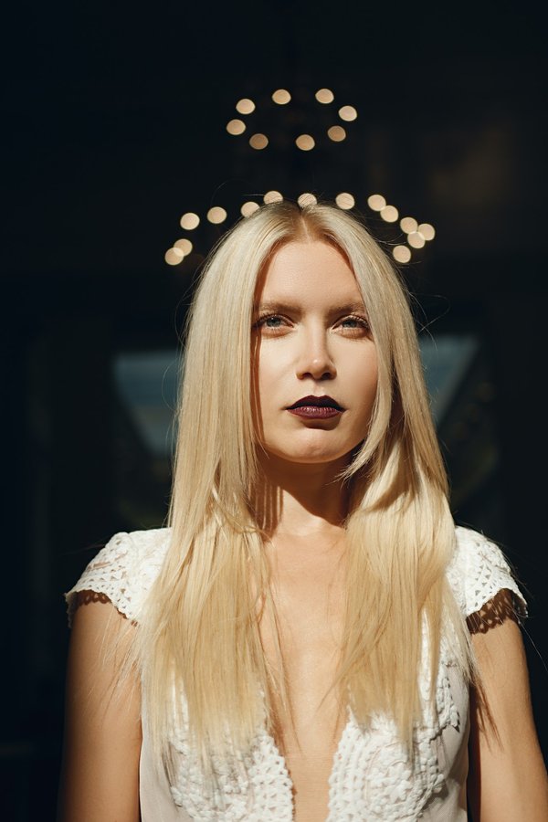 Comment marier des vêtements à carreaux avec des tenues de soirée pour un look audacieux ?